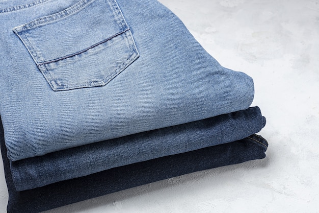 Roupas de calças jeans empilham o fundo. Detalhe de jeans bonitos