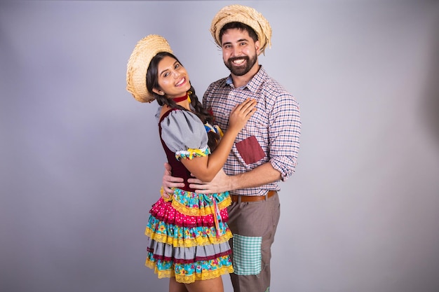 Foto roupas de casal brasileiro da festa junina arraial festa de são joão namorado e namorada cabine de beijos amor abraçado