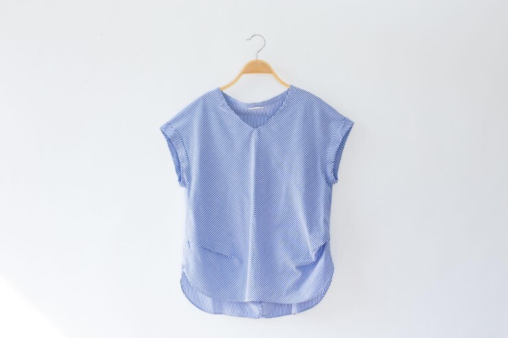 Foto roupas de cor azul natural é cabide de roupas em fundo branco