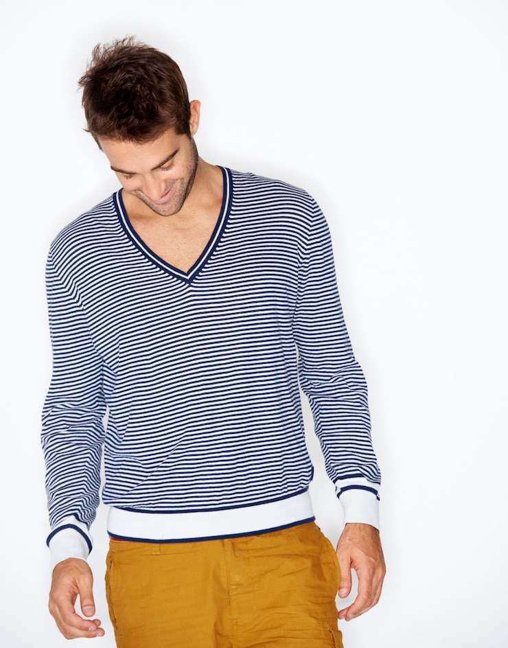 Foto roupas de moda e casuais com um modelo em estúdio em um fundo branco para o estilo hipster de moda homem natural e legal com um jovem confiante em uma roupa de roupa para relaxar para o conforto