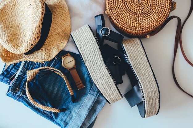 Roupas de verão femininas colagem plana branca sandálias tecidas bolsa de vime chapéu relógio shorts óculos de sol