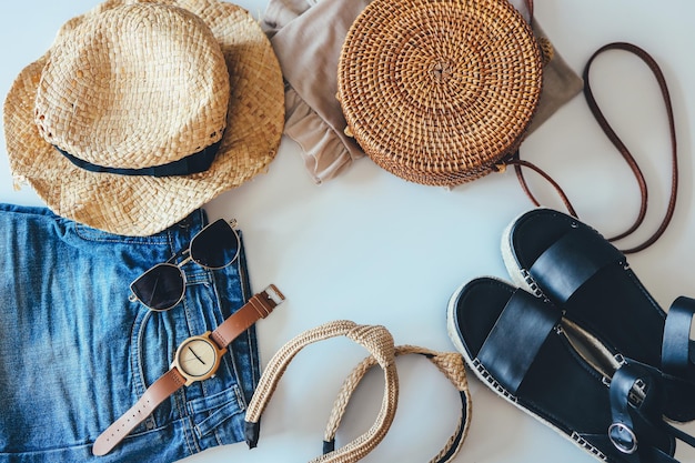 Roupas de verão femininas colagem plana branca sandálias tecidas bolsa de vime chapéu relógio shorts óculos de sol