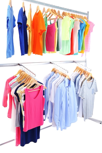 Roupas diferentes em cabides em fundo cinzento