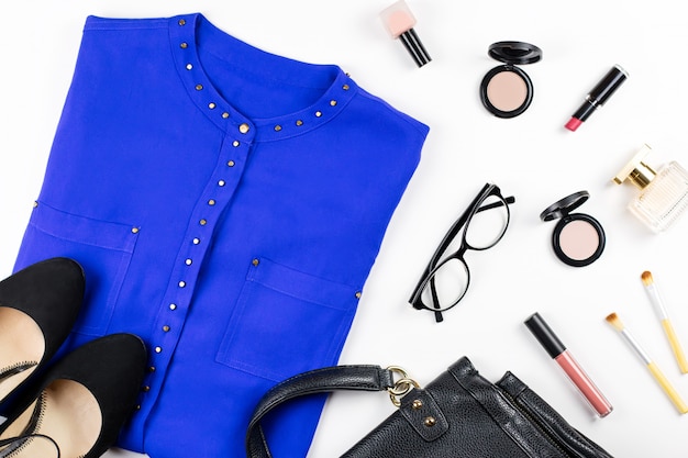 Roupas e acessórios de estilo casual escritório feminino - camisa roxa, sapatos de salto, bolsa, maquiagem itens.