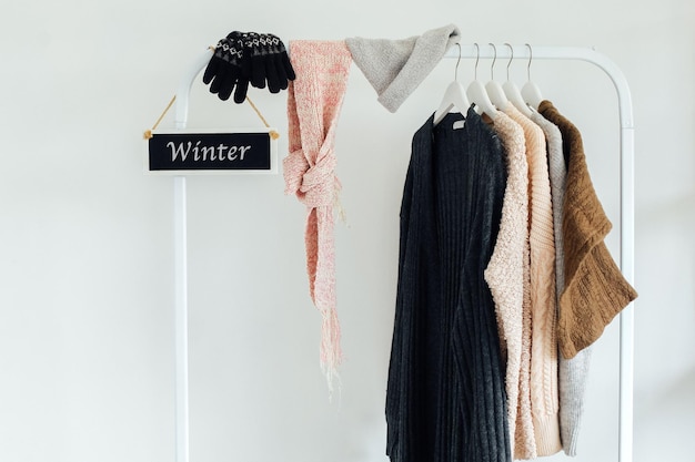 Roupas e acessórios de inverno no cabide