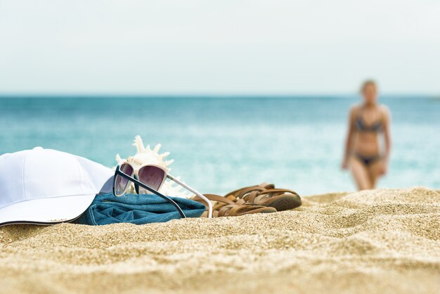 Roupas e óculos na praia