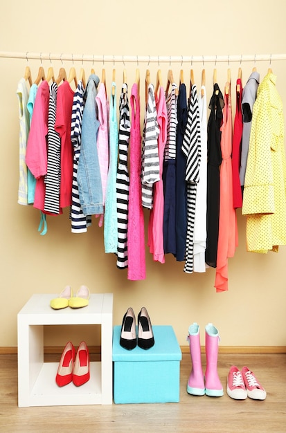Roupas e sapatos coloridos no quarto