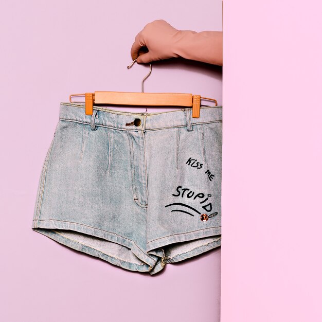 Roupas elegantes. Moda mínima. Ideias de tendências de guarda-roupas de shorts jeans