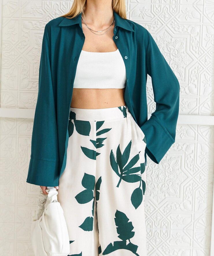 Foto roupas femininas elegantes ficam espetaculares em uma garota roupas casuais moda de rua acesso à moda