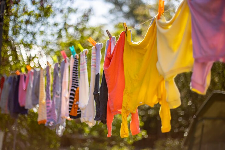 Roupas fofas de bebê penduradas no varal roupa infantil ao ar livre penduradas na linha no jardim