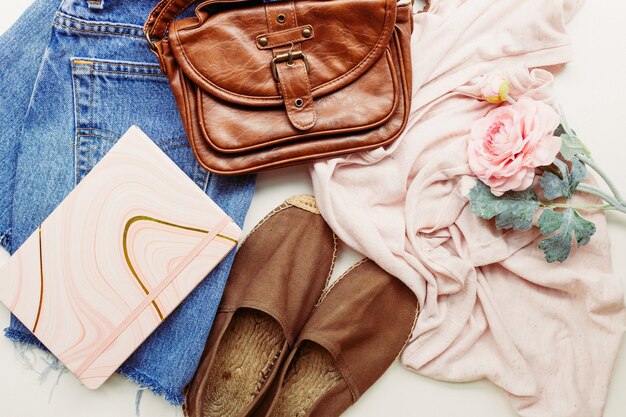 Foto roupas ideais para looks de verão: camisa, jeans, bolsa, sapatos. vista de cima.