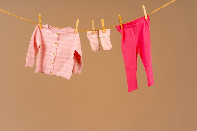 Roupas infantis presas a um varal para secar