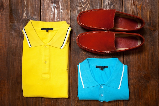 Roupas masculinas casuais. polo com mocassins no piso de madeira