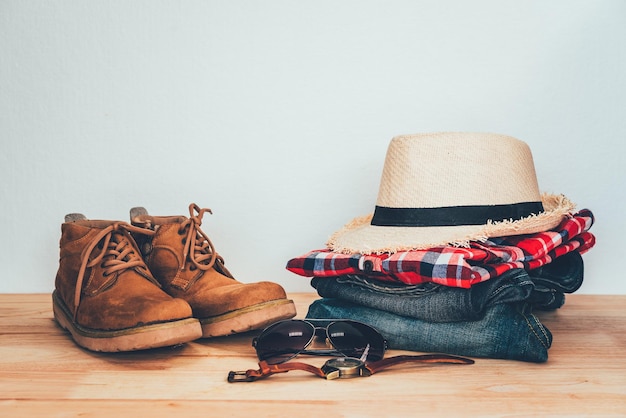 Roupas masculinas no chão de madeira