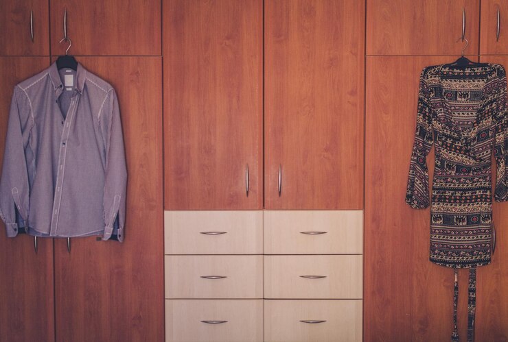 Foto roupas penduradas em armários em casa