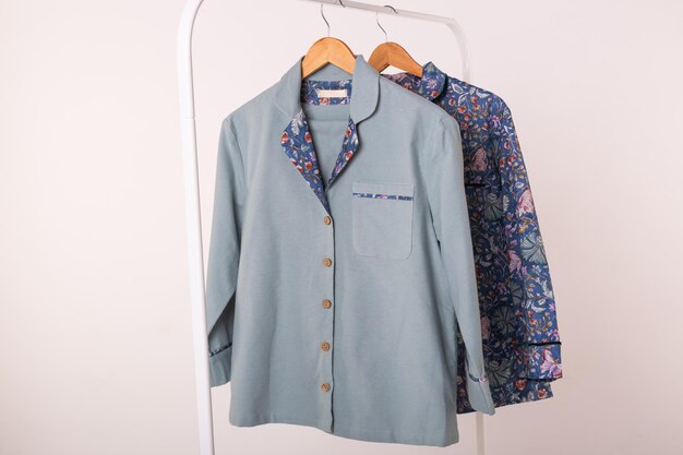 Roupas penduradas em um rack contra um fundo branco