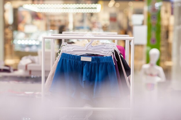 Foto roupas penduradas na loja para venda