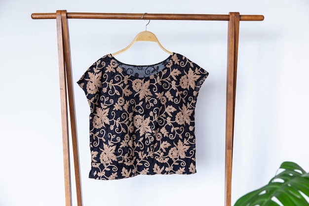 Roupas penduradas na parede em casa.
