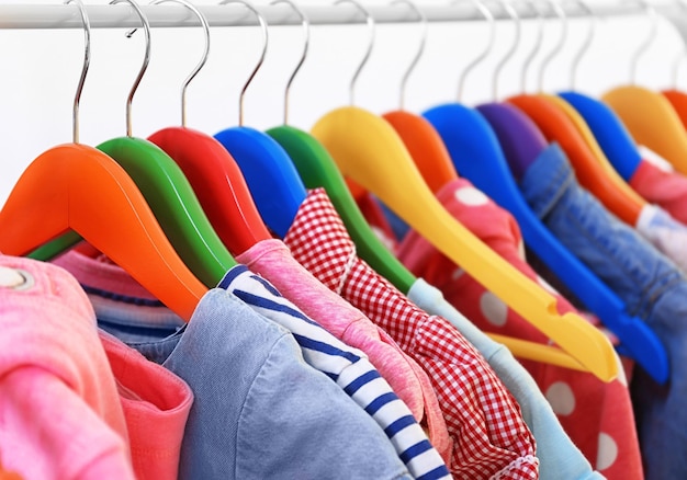 Roupas penduradas no rack closeup