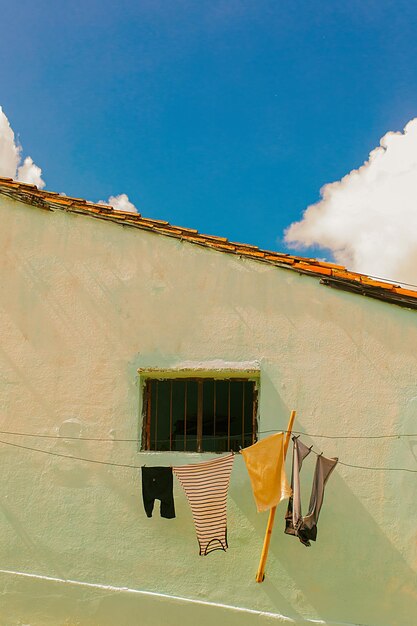 Roupas penduradas numa janela, Cuba.