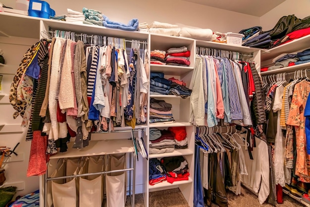 Roupas penduradas numa prateleira na loja
