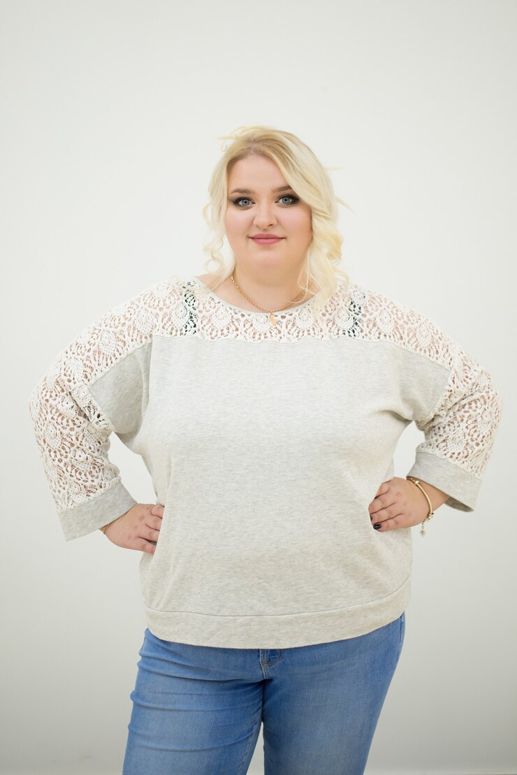 Foto roupas plus size, menina com plenitude, barriga grande, espaço livre para texto