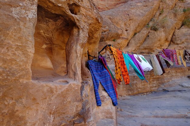 Roupas secando na rocha em Petra