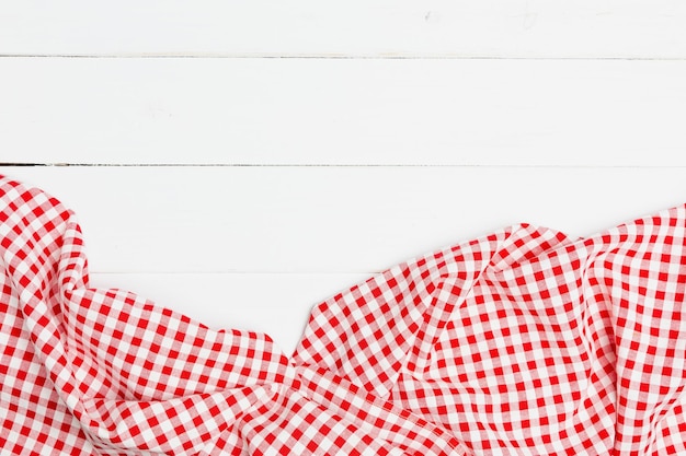 Roupas vermelhas e brancas amassadas em fundo branco para um menu de um restaurante com espaço para cópia Toalha de mesa de tecido de vista superior em fundo de madeira branco velho