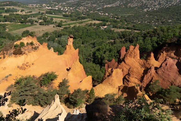 Foto roussillon ocre rock en francés colorado hill luberon provence en francia