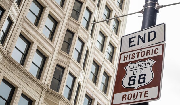 Route 66 Illinois Beginnen Sie mit dem Straßenschild den historischen Roadtrip in den USA