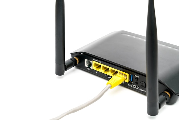 Foto router inalámbrico negro con cable de red de área local aislado sobre fondo blanco