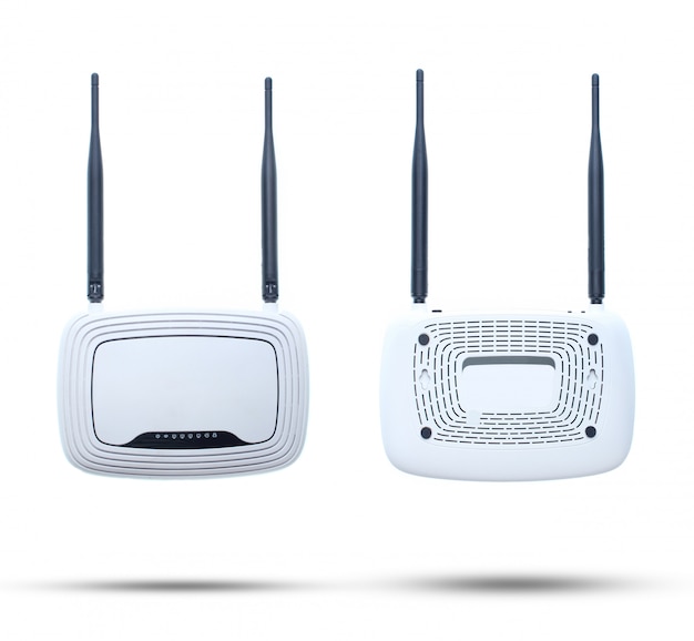 Router de Wi-Fi de dos antenas aislado en blanco.