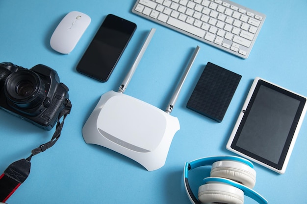 Router Wi-Fi con un teclado de computadora de teléfono tableta y otros objetos