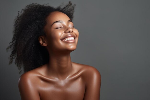 Foto routine de beleza close-up de jovem mulher africana aplicando creme corporal e sorrindo enquanto está de pé