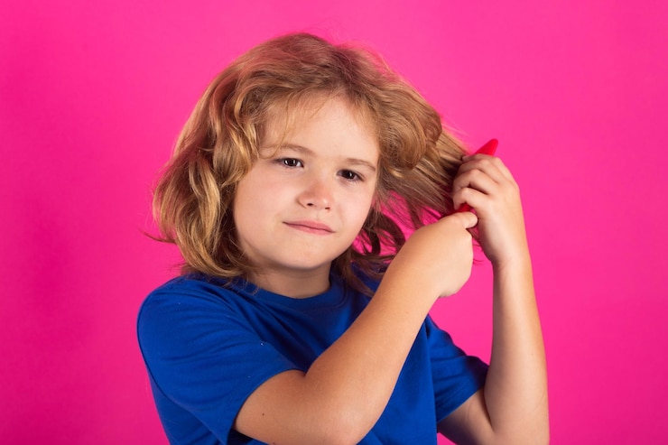 Foto routine diária de cuidados com o cabelo criança com escova penteando o cabelo menino tomando penteado criança escovando o cabelo com