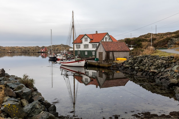 Rovaer in Haugesund, Norwegen - 11. Januar 2018: Der Rovaer-Archipel in Haugesund, in der norwegischen Westküste. Boote, Häuser und Bootshäuser am Meer.