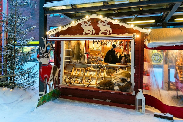 Rovaniemi, Finlandia - 1 de marzo de 2017: Puesto de mercado callejero con souvenirs tradicionales en invierno Rovaniemi, Laponia, en Finlandia.