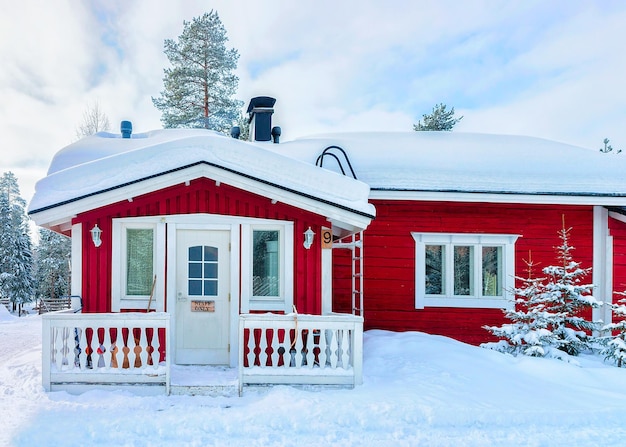 Rovaniemi, Finlândia - 3 de março de 2017: Casa aconchegante na floresta de neve de inverno na fazenda finlandesa Saami em Rovaniemi, Finlândia, Lapônia no Natal. No Pólo Norte do Ártico.