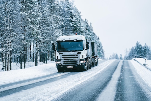 Rovaniemi, Finlandia - 3 de marzo de 2017: Camión en el camino de invierno cubierto de nieve en Finlandia de Laponia.