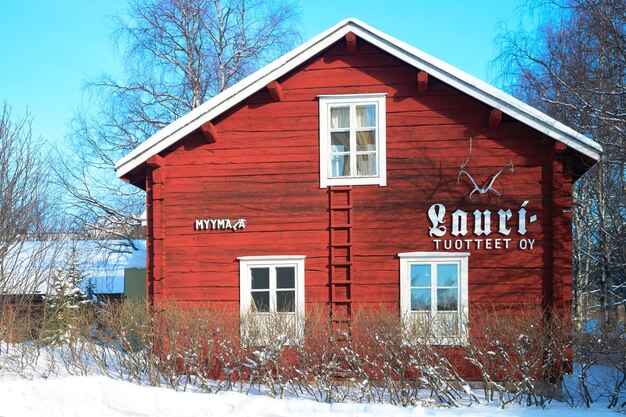 Rovaniemi, Finlandia - 4 de marzo de 2017: Acogedora cabaña en invierno Rovaniemi, Laponia, Finlandia.