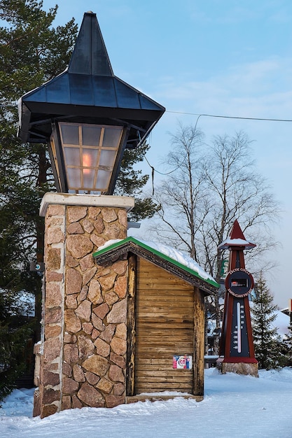 Rovaniemi, Finlândia - 5 de março de 2017: Lanterna de rua e medidor de temperatura na Aldeia do Papai Noel, Lapônia, Finlândia, no Círculo Polar Ártico no inverno.