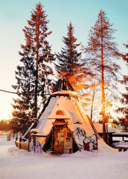 Rovaniemi, Finlandia - 5 de marzo de 2017: Casa tradicional en el pueblo de Papá Noel al atardecer iluminado con luz, Laponia. Finlandia, en el Círculo Polar Ártico en invierno.