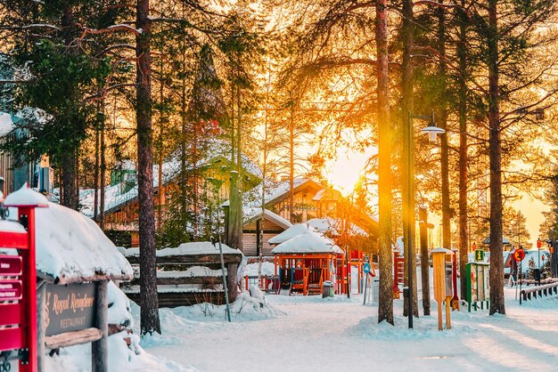 Rovaniemi, Finlandia - 5 de marzo de 2017: Puesta de sol. Santa Village con árboles de Navidad, Laponia, Finlandia. Exterior. en el Círculo Polar Ártico en invierno.