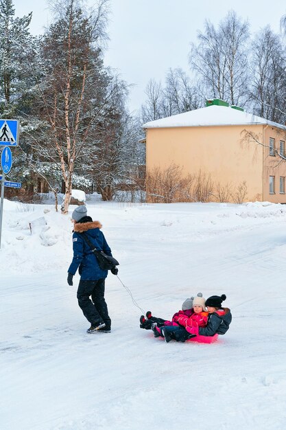 Rovaniemi, Finnland - 2. März 2017: Mutter mit ihren Kindern auf Schlitten im Winter Rovaniemi, Finnland.