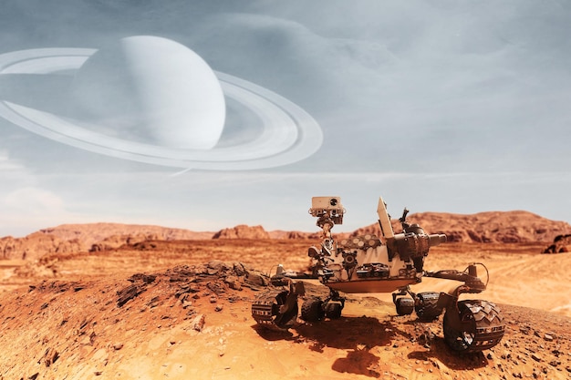El rover Curiosity explora la superficie del planeta rojo con el planeta Saturno