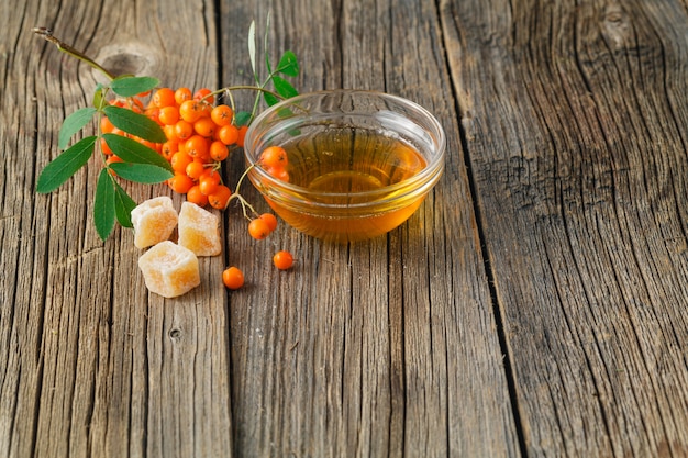 Rowan berries en mesa de madera