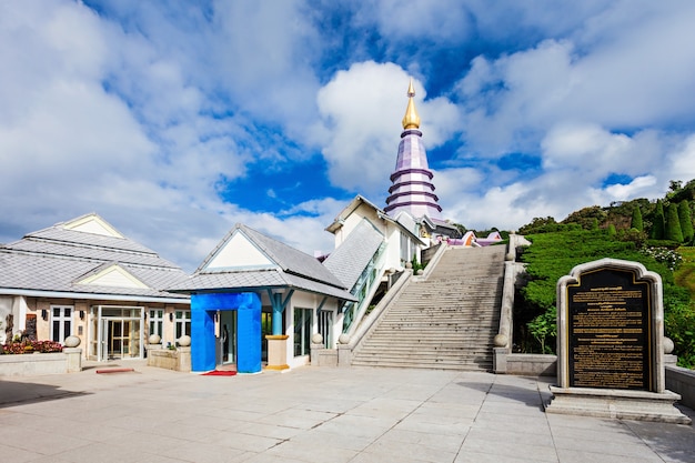 Royal Chedi perto de Doi Inthanon - a montanha mais alta da Tailândia