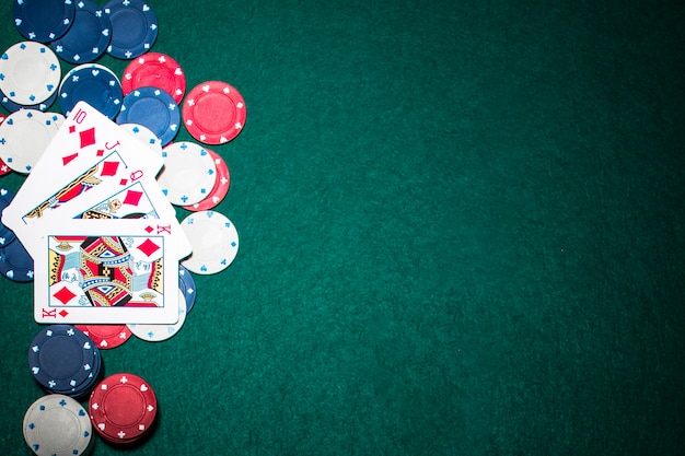 Foto royal flush baralho em fichas de casino sobre o fundo verde poker