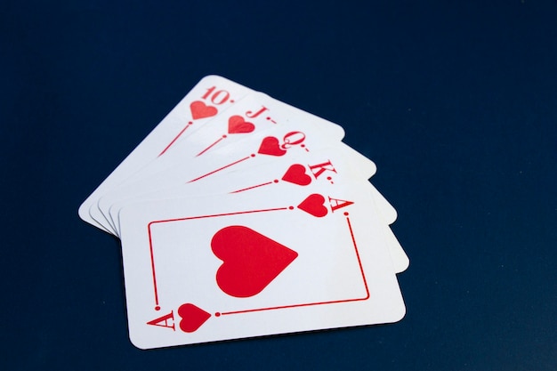Royal Flush Karten. Kartenspiel, Karten auf dem Tisch. Poker und Blackjack, Karten spielen.