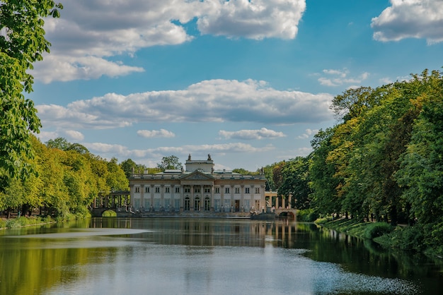 Foto royal lazienki park en varsovia, palacio sobre el agua, polonia